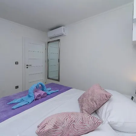 13 Luxury Apartment Brela