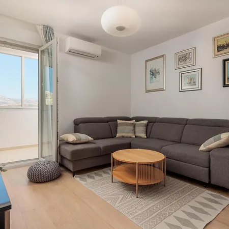 Luxury Near The Apartment Split