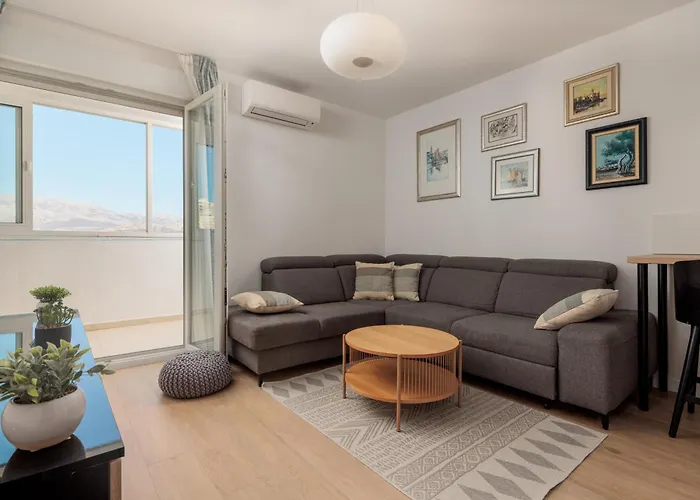 Luxury Near The Apartment Split